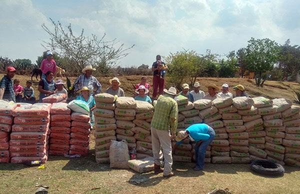 Funcionarios condicionan apoyos, a cambio de abandonar la lucha organizada