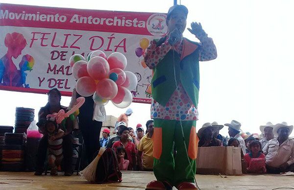 En Ixtlahuaca de Rayón conmemoran a madres y niños 