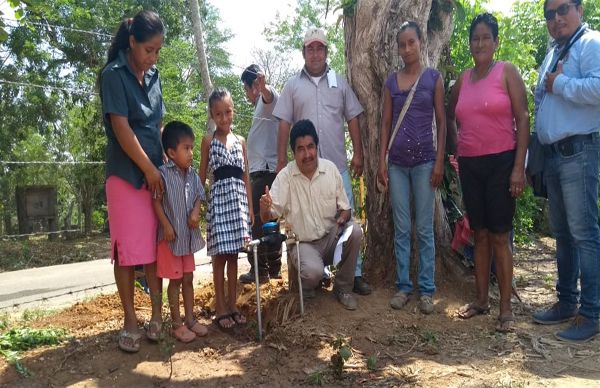 Antorcha lleva agua potable a colonia antorchista en Acayucan