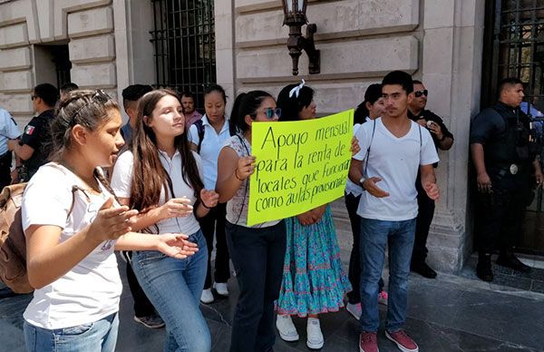 Se manifiestan estudiantes ante la Alcaldía de Chihuahua