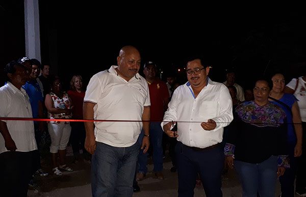 Inauguran obra de electrificación en compañía de Carlos Macias 