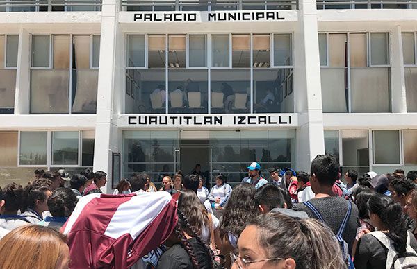 Estudiantes de la preparatoria Lázaro Cárdenas, plantel Cuautitlán, exigen solución a pliego petitorio