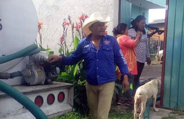 Antorcha lleva agua  a comunidades de Xochimilco