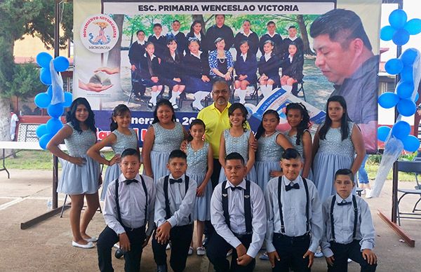 Egresan alumnos de la primaria Wenceslao Victoria Soto, en Tangancícuaro