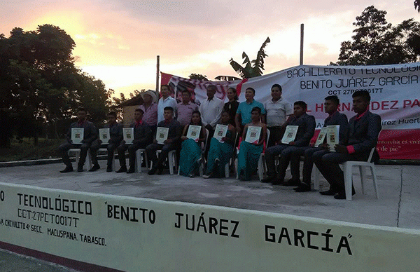 Se gradúan jóvenes del Tecnológico Benito Juárez García 