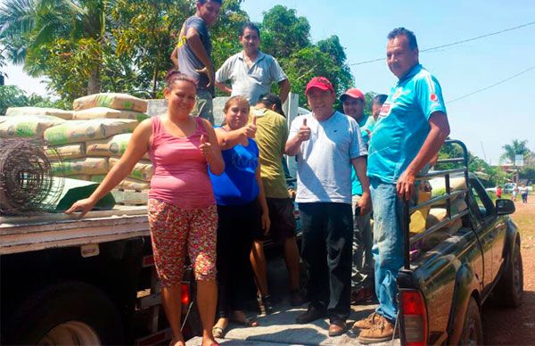 Familias de escasos recursos reciben apoyo en Charapendo