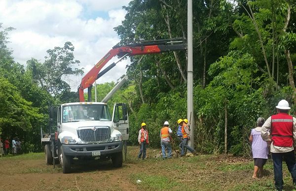 Antorcha lleva luz eléctrica a comunidad de San Andrés Tuxtla