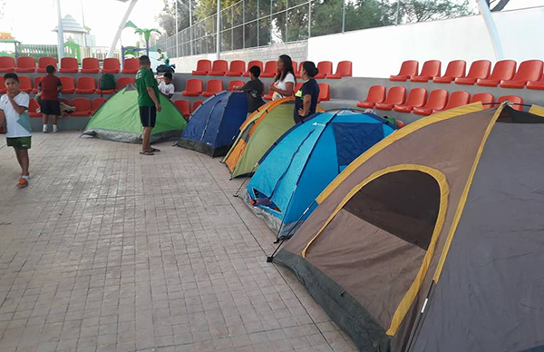 Jóvenes y niños disfrutan de campamento de verano