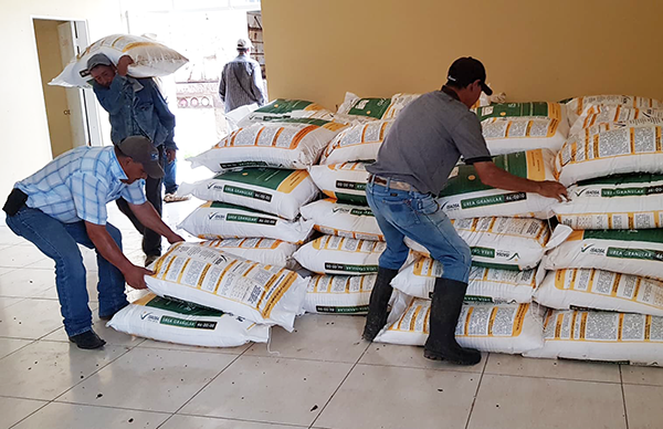 En Cusi y Carichí, productores reciben fertilizante