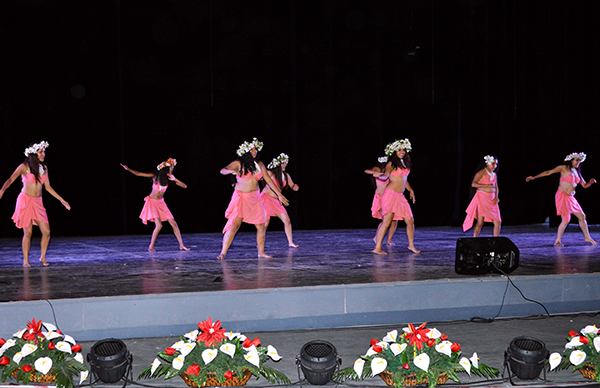 Danza contemporánea y baile hawaiano en el Teatro Auditorio Acolmixtli Nezahualcóyotl