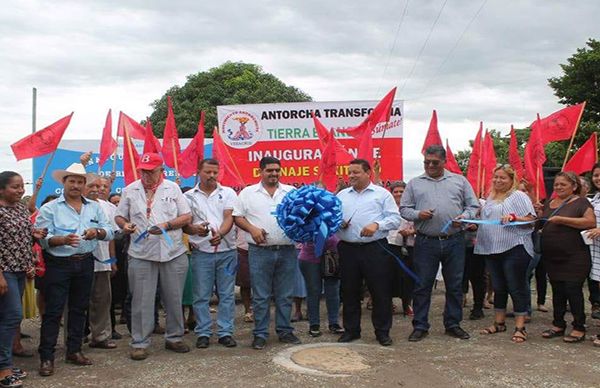 Inauguran primera etapa de drenaje sanitario en colonia antorchista de Tierra Blanca