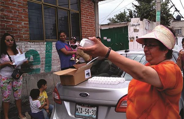  Rosalba Pineda entrega botones de pánico para inhibir la delincuencia