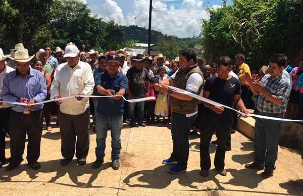 Inauguran pavimentación en Naupan