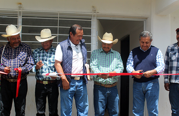 Entrega Antorcha oficina de comisariado en Santa María de Ocotán, Mezquital