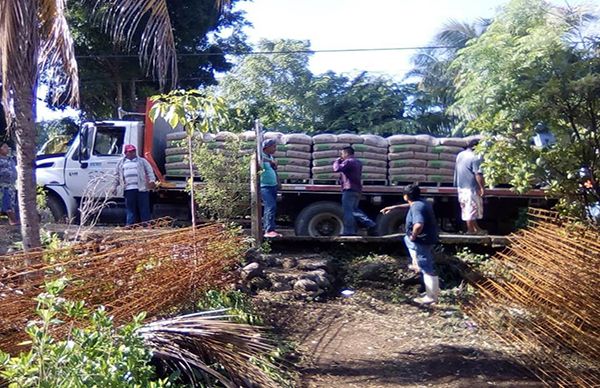 Familias indígenas reciben material para vivienda en Mecayapan