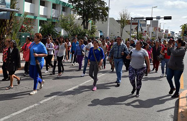 Caminan por un terreno para vivienda