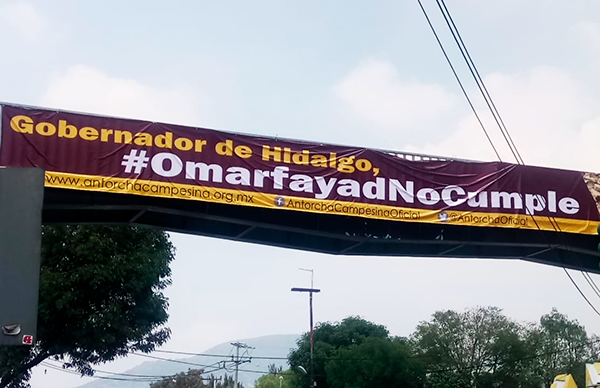 Con mantas gigantes en puentes, capitalinos  denuncian que Omar Fayad no cumple