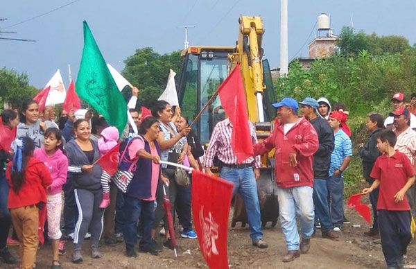 Logran Tangamandapenses la pavimentación de una calle en la cabecera municipal