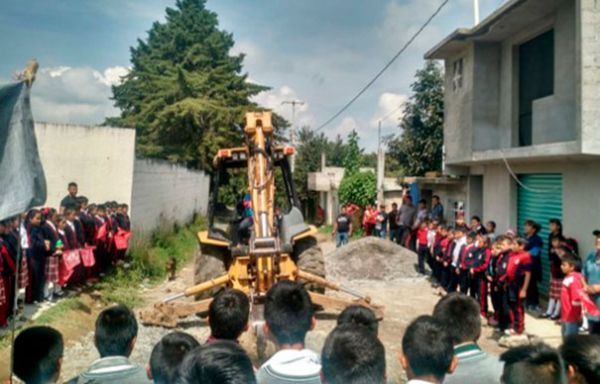 En la comunidad de El Aguacate, antorcha logra la pavimentación de una de sus calles