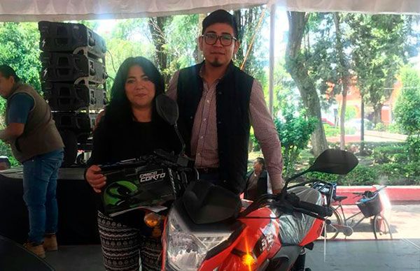 Un éxito rifa de motocicleta y aparatos electrodomésticos en Tláhuac