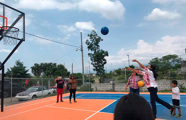 Entregan cancha de usos múltiples a familias de Atlatlahuacan 