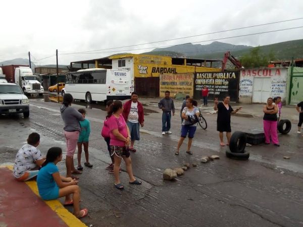 Se manifiestan en bulevar Laguna por inundaciones