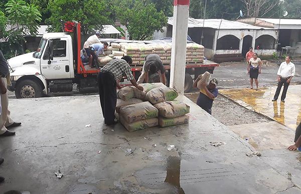 Familias de Mecayapan, reciben material para vivienda