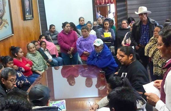 Presentan docentes demandas en favor de la educación a edil de Salvador Escalante