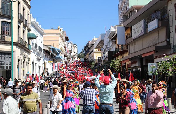 Antorchistas marchan en protesta por la indolencia del alcalde de Xalapa