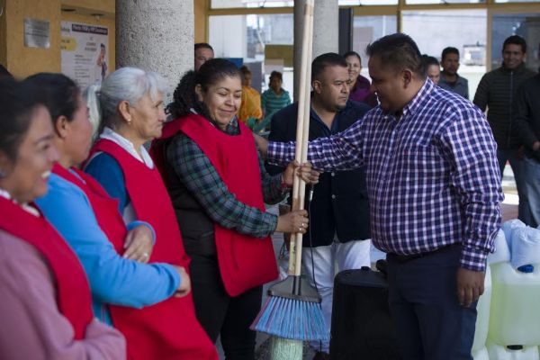 Equipa alcalde de Trancoso a personal de limpia en el municipio 