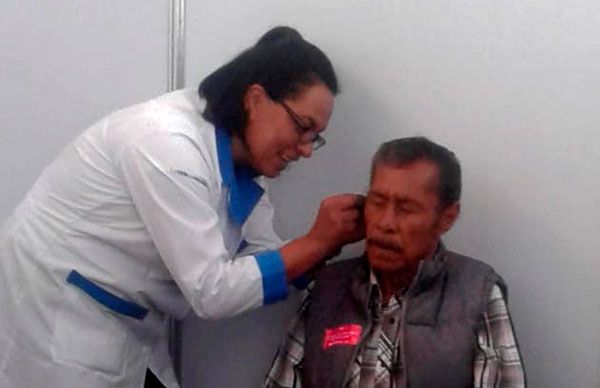 Antorcha continúa con la entrega de aparatos auditivos en Iztapalapa