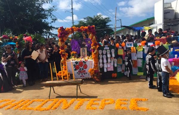 Antorcha impulsa la tradición de día de muertos en colonias populares de Xalapa