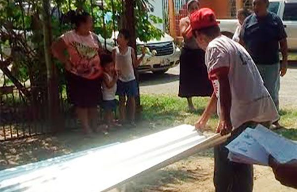 Antorcha entrega paquetes de láminas en la Chontalpa