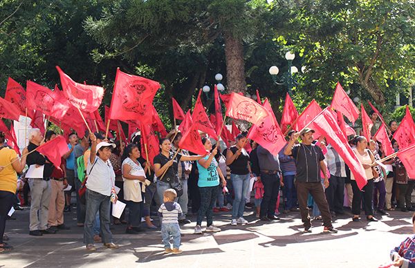 Antorchistas de Coatepec se manifiestan frente al palacio municipal