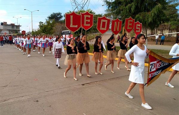 Desfilan escuelas antorchistas en Xalapa - Movimiento Antorchista Nacional