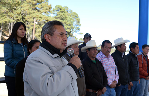 Entrega Antorcha cancha de usos múltiples en escuela de Charcos, Mezquital