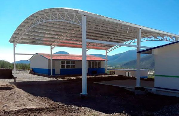 Escuelas se benefician con la construcción de techumbre