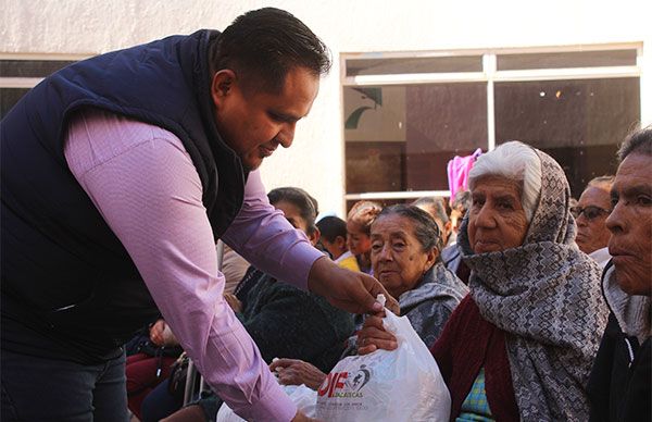 Entrega alcalde antorchista apoyos asistenciales 