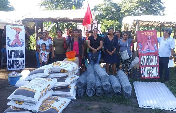 Entrega Antorcha en el Soconusco granjas familiares