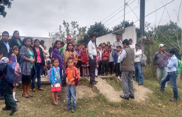 Padres de familia exigen docente para un plantel educativo