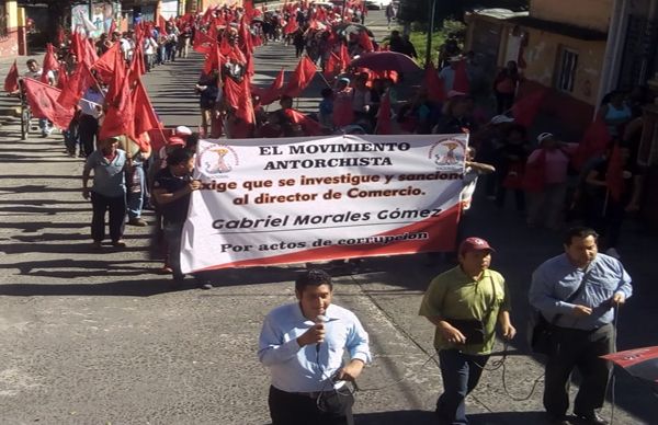 Marchan Antorchistas coatepecanos, exigen la destitución del director de comercio