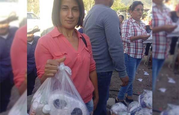 Antorcha entrega apoyos alimentarios en Minatitlán