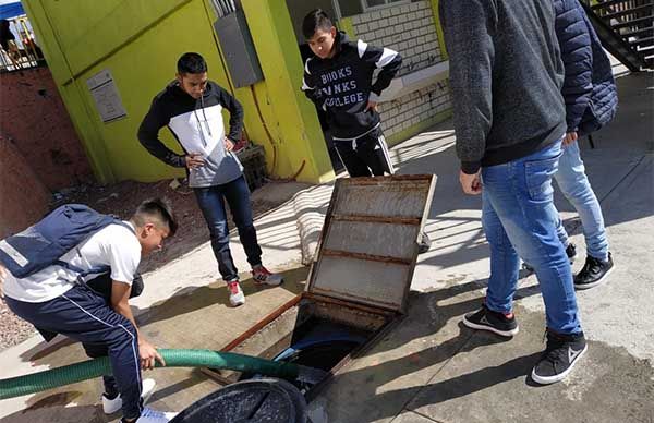 Estudiantes de la PLC Lázaro Cárdenas, plantel 6 de Junio, gestionan una pipa de agua para su escuela