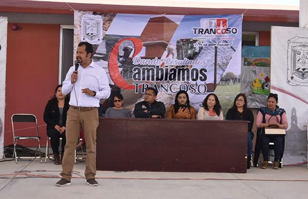 Alcalde antorchista de Trancoso inaugura domo en primaria 