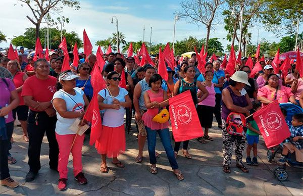 Antorchistas de Quintana Roo se manifiestan frente al Palacio de gobierno, exigen solución a pliego petitorio