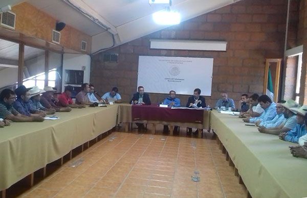 Indígenas organizados continúan gestionando la conclusión de la carretera Comachuén-Aratepacua