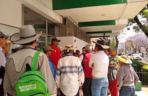 Campesinos michoacanos exigen entrar a los programas sociales de nivel federal