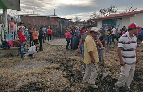 Morelianos embellecen con faena el preescolar de la colonia Margarita Morán