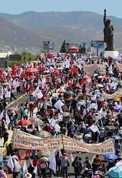 De pie es como viven los hombres, y con la frente en alto es como lucha el antorchismo