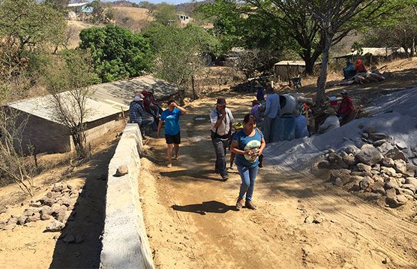 En Susupuato, antorchistas revisan avance de obra de pavimentación